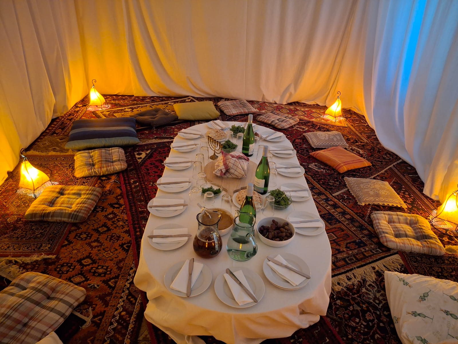 gedeckter Tisch im Abendmahlraum